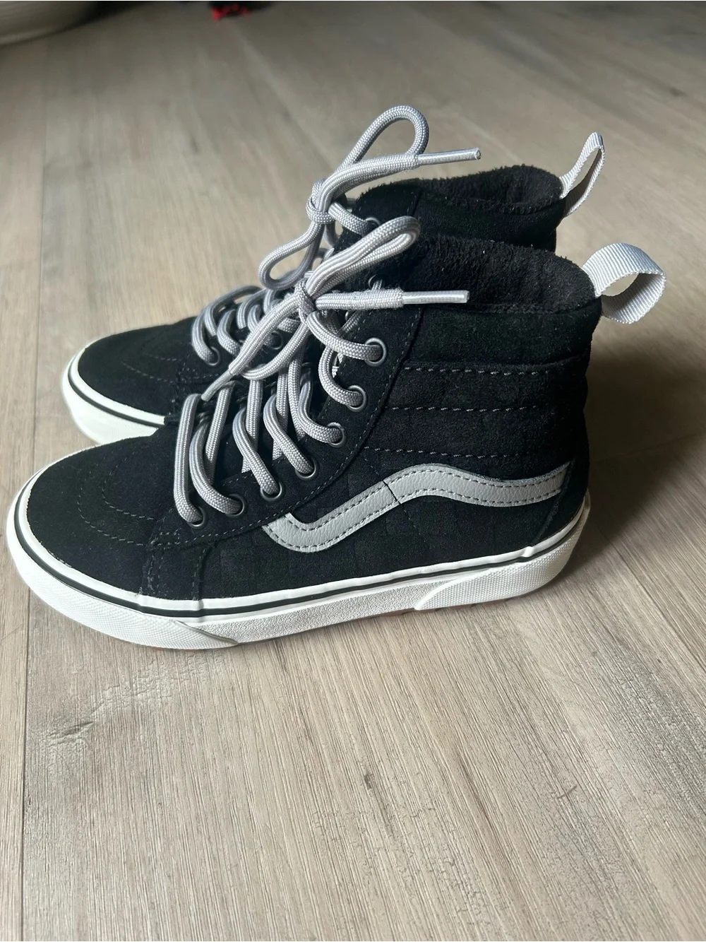 Little Boys Size 1.5 Vans Black and Gray High-Top  Snow Boots ❄️